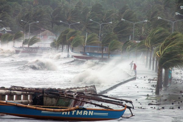 philippinesevacuates700000peopleaheadoftyphoon